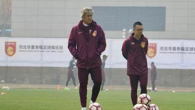 这时，陈泽楷指着正在心底愤愤不平的吴东海，对黑衣人道：来，该这个老家伙了。